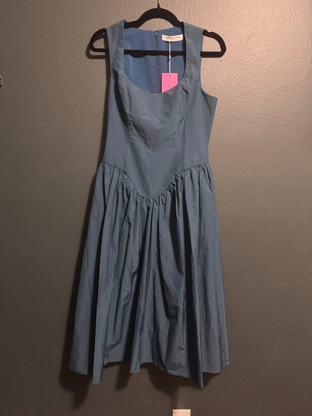 Amanda Uprichard: Sleeveless Structured Drop-Waist Pleated Midi Dress - Picture 2 of 3